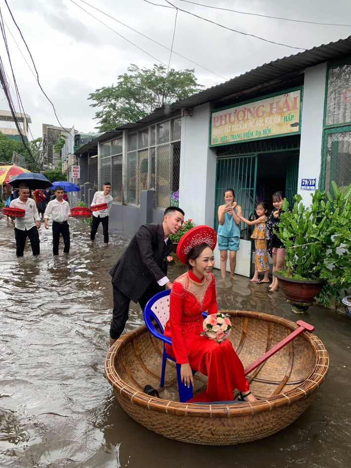 Đám cưới mùa lũ dù vất vả nhưng với họ ngày vui trọng đại vẫn phải cười tươi, diễn ra như dự định. Ảnh: Tổng hợp