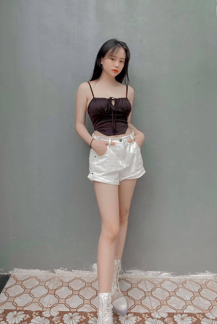 Không những chẳng bị xuống sắc, nữ streamer này còn sở hữu được vóc dáng quyến rũ hơn thời con gái. Ảnh: FBNV
