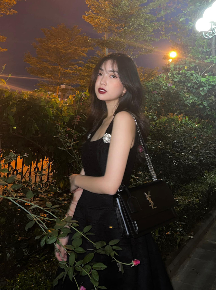Với nhan sắc gợi cảm như thế này thì bảo sao Hà Trang được vô số người yêu mến! Ảnh: FBNV