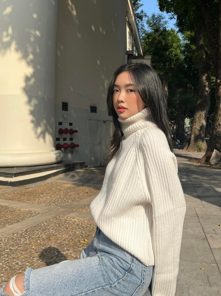 Trước đây Hà Trang từng niềng răng, nhưng vài tháng trước cô đã tháo ra khiến fan trầm trồ vì nụ cười của cô đã lên hẳn một level mới.
