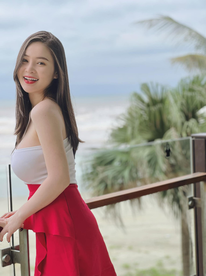Thái Thảo Nguyên (sinh năm 1998, Đà Nẵng, sinh viên trường Đại học RMIT) là hot girl nổi tiếng cộng đồng mạng nhờ gương mặt xinh đẹp và hình thể vào hàng cực phẩm vì quá nóng bỏng.