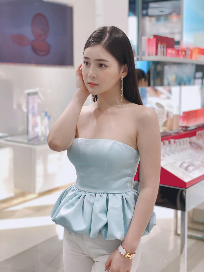 Thái Thảo Nguyên không chỉ được chú ý bởi diện mạo khả ái mà còn bởi gu ăn vận nữ tính, đôi lúc có chút táo bạo, gợi cảm.
