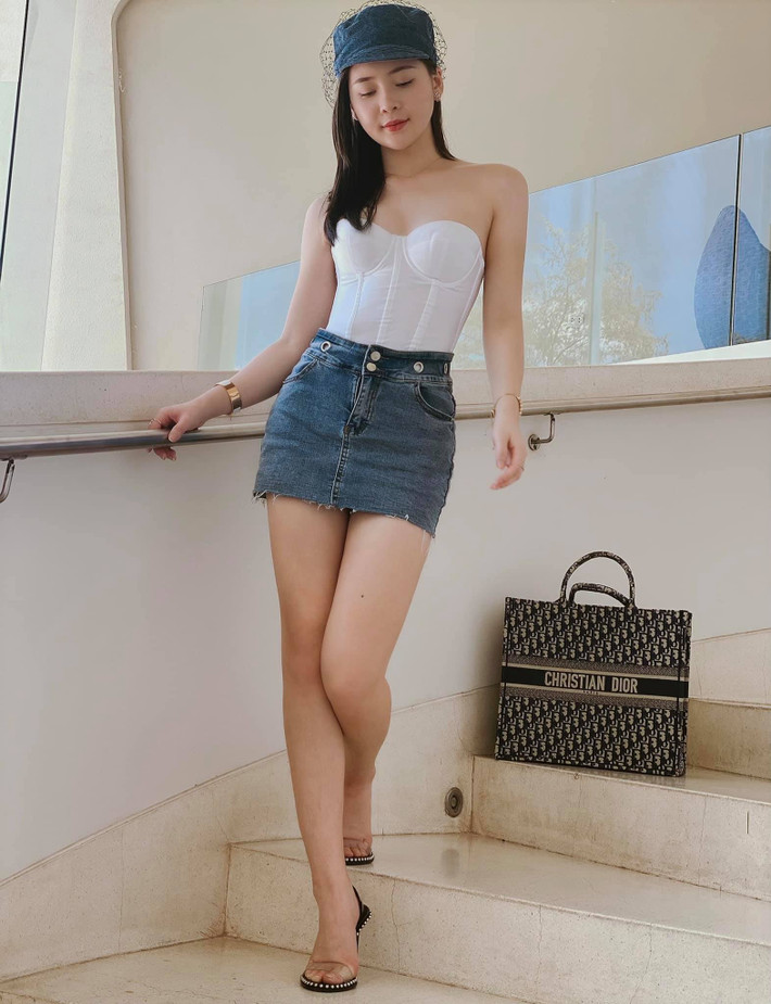 Thuộc hội con nhà giàu, lại có nhan sắc xinh đẹp nên Thái Thảo Nguyên được cư dân mạng gọi là "hot girl số 1" Đà Nẵng.