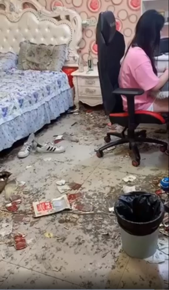 Mặc dù căn phòng ngủ khá rộng rãi, đồ đạc khá đẹp mắt thế nhưng nữ streamer này lại ở bẩn, không hiểu vì lý do gì mà nàng hot girl này lại không chịu dọn dẹp thường xuyên.