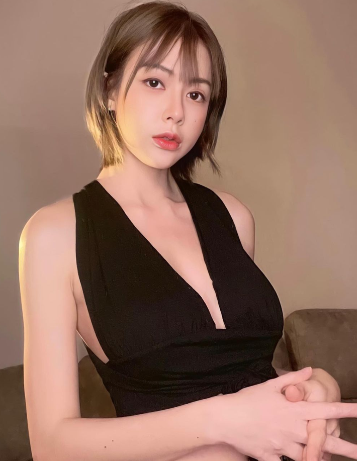 Ngoài các bộ ảnh làm mẫu, trang cá nhân của cô chủ yếu là hình ảnh giản dị khi ở nhà hay vui chơi cùng bạn bè.