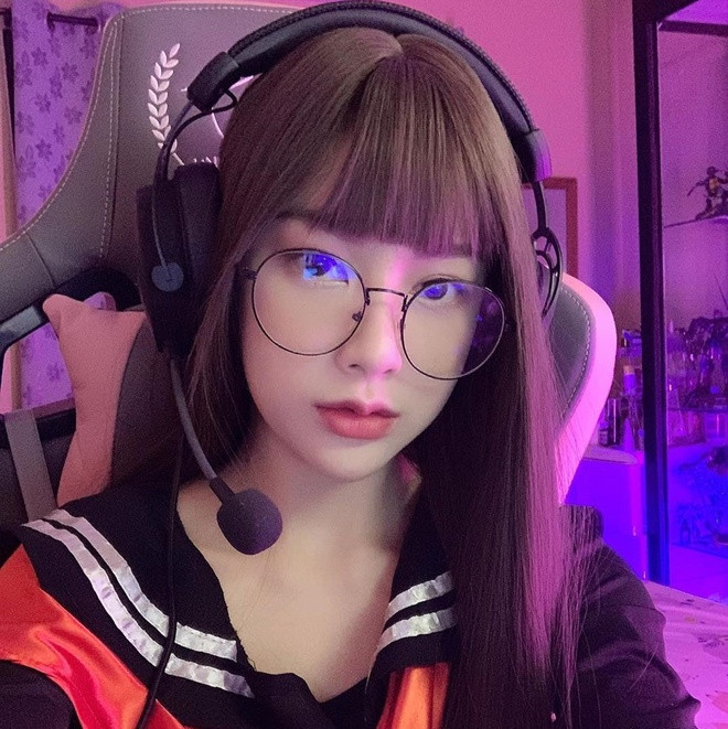 Chatkamon hiện là streamer của kênh vlog chuyên review về địa điểm du lịch, món ăn, thiết bị công nghệ và reaction các clip ca nhạc. Với lối trò chuyện vui vẻ, hài hước, các video của cô nhận nhiều lời khen ngợi.