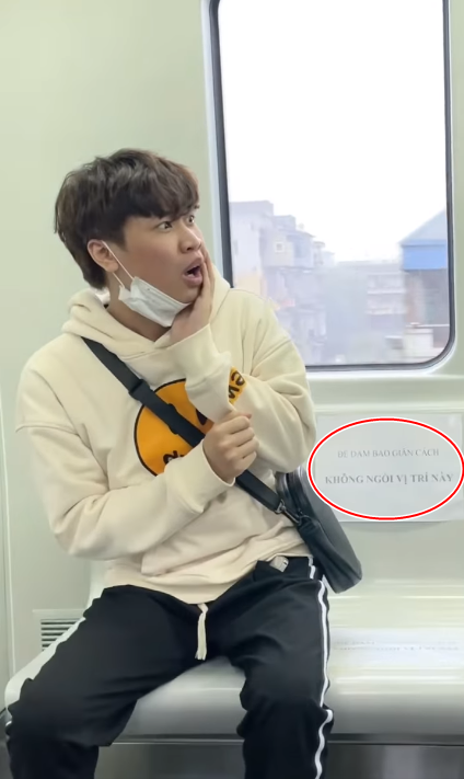 Ngoài những vụ việc trên, trước đó hai TikToker khá nổi trên MXH trong đó có Gấm Kami đã đăng tải đoạn clip diễn vui cùng bạn bè trên tàu điện Cát Linh – Hà Đông gây xôn xao không kém.