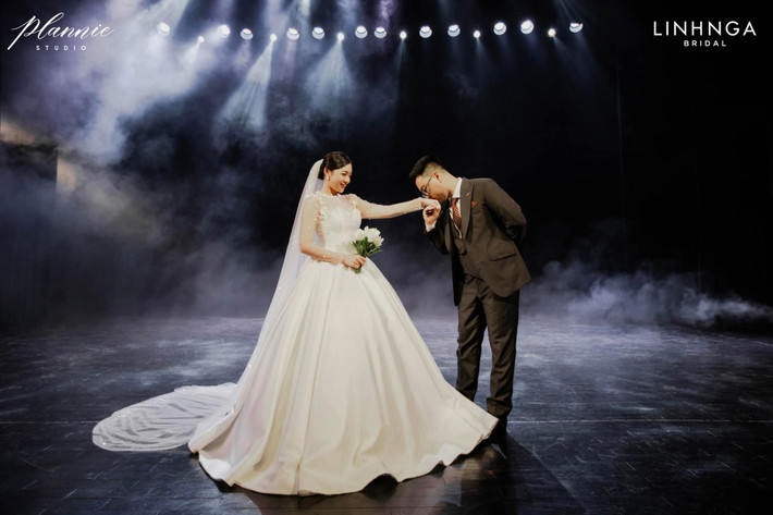 Mới đây, nữ MC Phương Thảo đã tung trọn bộ ảnh cưới của mình được chụp tại Nhà hát Tuổi Trẻ, bộ ảnh khiến netizen mê mẩn vì quá đẹp.