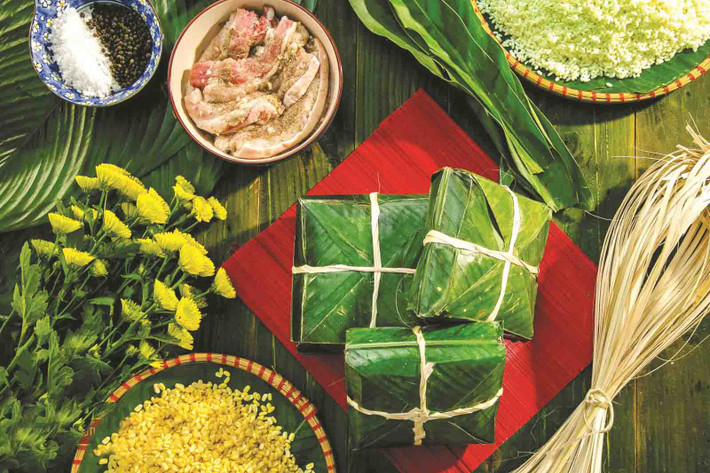 Bánh chưng là món ăn truyền thống và không thể thiếu mỗi khi Tết đến. Thế nhưng để làm ra món bánh này vô cùng cầu kỳ từ bước vo gạo, đãi đậu, ướp thịt đến khâu gói, luộc bánh đều yêu cầu phải cực kỳ khéo léo.