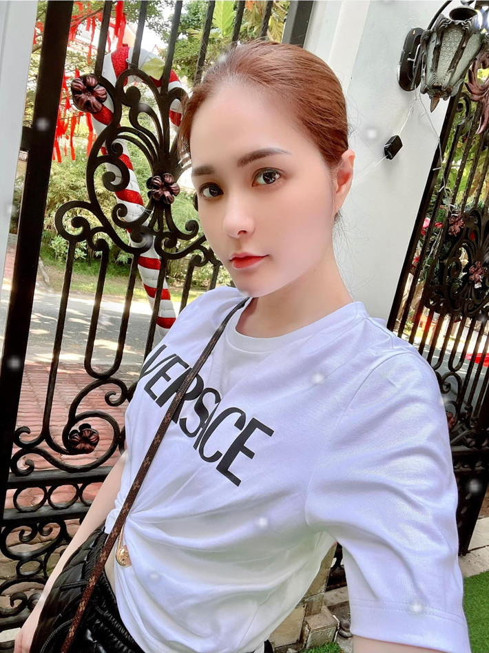 Nữ đại gia quận 7 Đoàn Di Băng nổi tiếng là nhân vật chịu chơi và chịu chi trong thời gian qua.