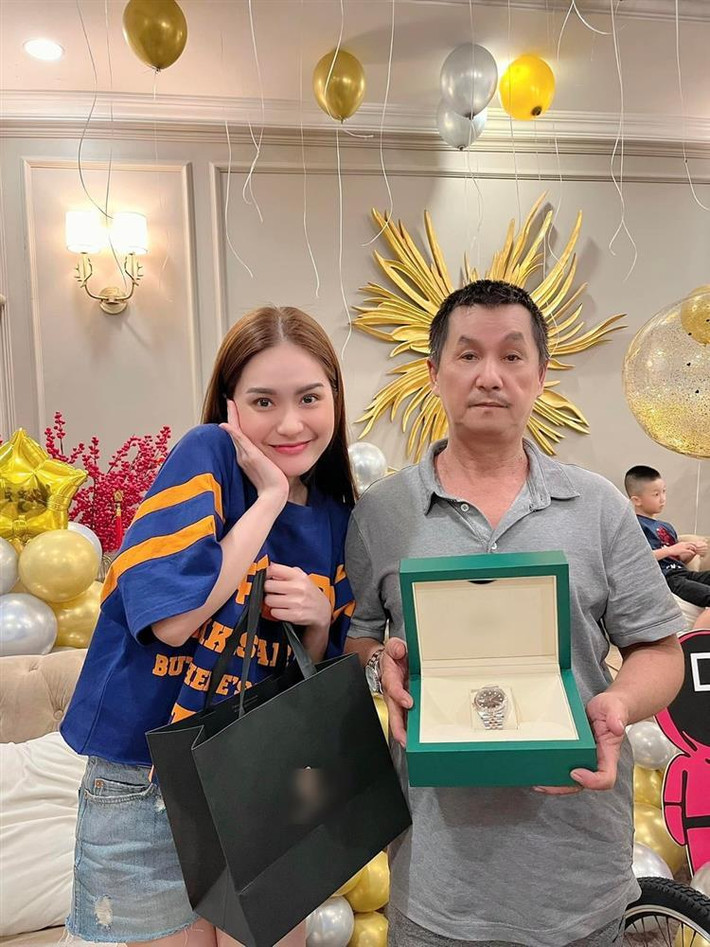 Điển hình mới đây trên trang cá nhân, nữ đại gia đã cập nhật hình ảnh mới. Lần lên sóng này, cô xuất hiện cùng bố ruột.