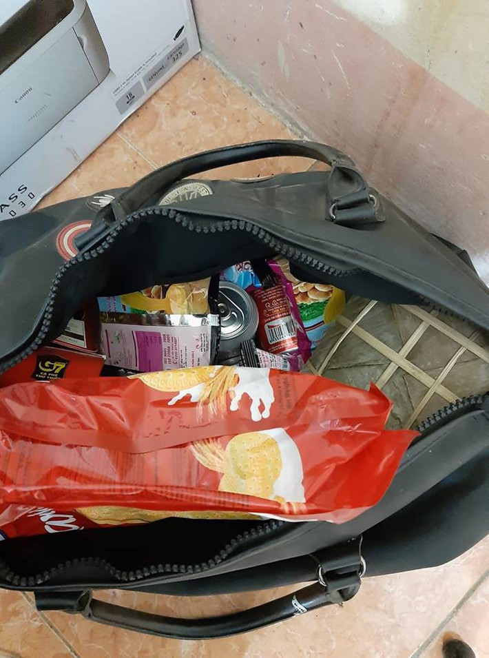 Từ nước ngọt kẹo bánh đến bánh chưng giò chả, nhà cứ còn thừa cái gì là khuân đi hết.