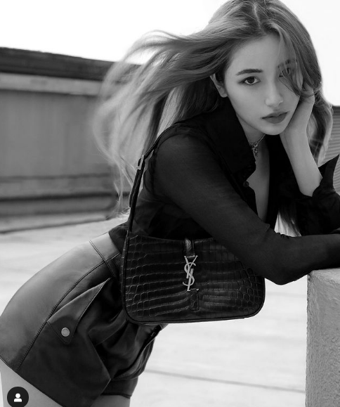 Hot girl 9x được xếp vào danh sách những "rich kid" quyền lực nhất châu Á, đồng thời là gương mặt nổi bật trong Hội con nhà giàu Singapore bên cạnh Kim Lim, Chryseis Tan...