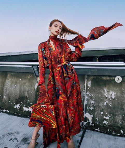 Riêng trên Instagram, Calista thường xuyên chia sẻ hình ảnh thời thượng của cô.