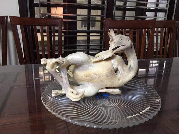 Gia chủ chắc cũng phải có đầu óc hài hước lắm mới cho ra đời những con gà như thế để cúng ông bà.