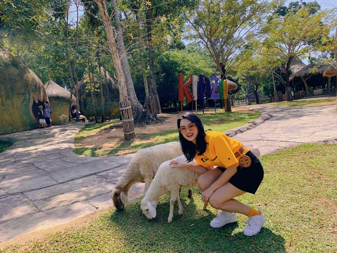 Thu Hoài là một trong những gương mặt trẻ nhận được nhiều sự chú ý của người hâm mộ bởi gương mặt xinh đẹp.