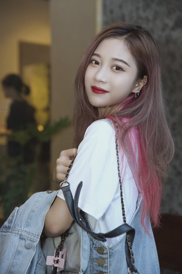 Ban đầu gia nhập cộng đồng streamer, Nắng hoạt động dưới khuôn khổ có sự quản lý của công ty nhưng giờ đây cô nàng đã chính thức tự mình đứng ra với các cộng sự, lên kế hoạch và các công việc của mình.