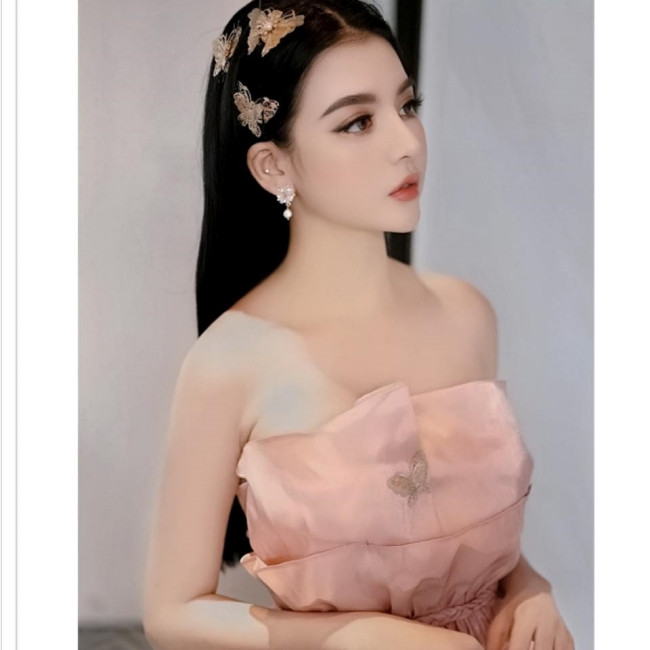 Nhan sắc ngọt ngào, gợi cảm đặc biệt là gương mặt tựa búp bê là điểm mạnh ngoại hình giúp á hậu Nông Lưu Thảo được đánh giá cao tại đấu trường sắc đẹp.