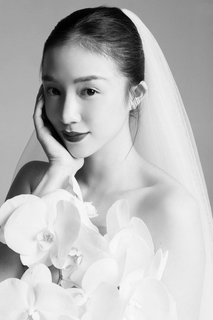 Mới đây, Salim đã chính thức tung bộ ảnh cưới tông màu đen trắng phong cách Hàn Quốc lên MXH gây chú ý.