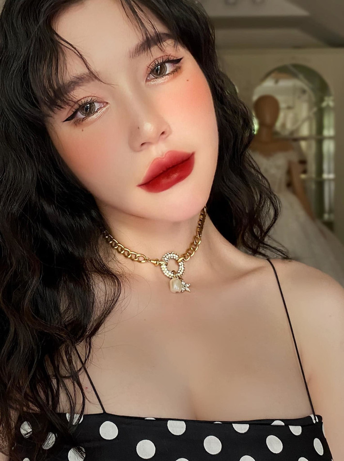 Elly Trần sinh năm 1987, là hot girl nổi tiếng một thời với hình thể gợi cảm.