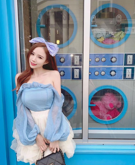 Vóc dáng nóng bỏng với vòng 1 nảy nở và thân hình đồng hồ cát của nàng hot girl này khiến tên tuổi của cô luôn "hot" trên mạng.