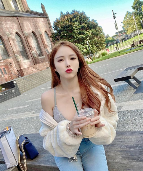 Amber Na còn gây ấn tượng bởi từng tốt nghiệp ngành Luật kinh doanh quốc tế nhưng không theo đuổi công việc này mà quyết tâm đi đến cùng với nghề DJ.