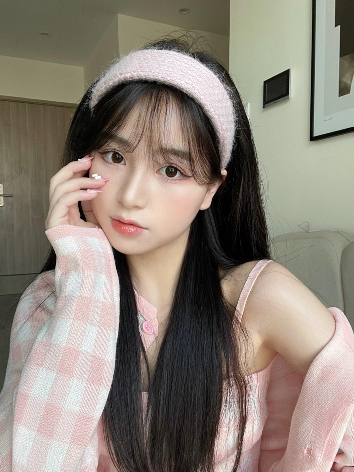 Thanh Thuỷ sở hữu gương mặt xinh như búp bê, cô là hot girl nổi tiếng cộng đồng mạng, từng được báo Trung hết lời ca ngợi.