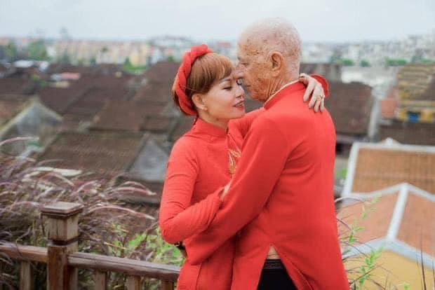 Bộ ảnh cưới đặc biệt này được thực hiện đã khá lâu, lúc này sức khỏe của anh Davis ổn định hơn chút, cặp đôi đã tranh thủ đi chụp một bộ ảnh cưới để có thể lưu giữ những kỷ niệm đẹp bên nhau.