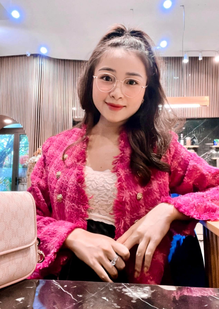 Mới đây, bà xã Phan Văn Đức - Nhật Linh đăng ảnh mới trên trang cá nhân. Có thể thấy, gương mặt của nàng WAG dù đã mũm mĩm hơn trước. Tuy nhiên, cô vẫn rất xinh đẹp.