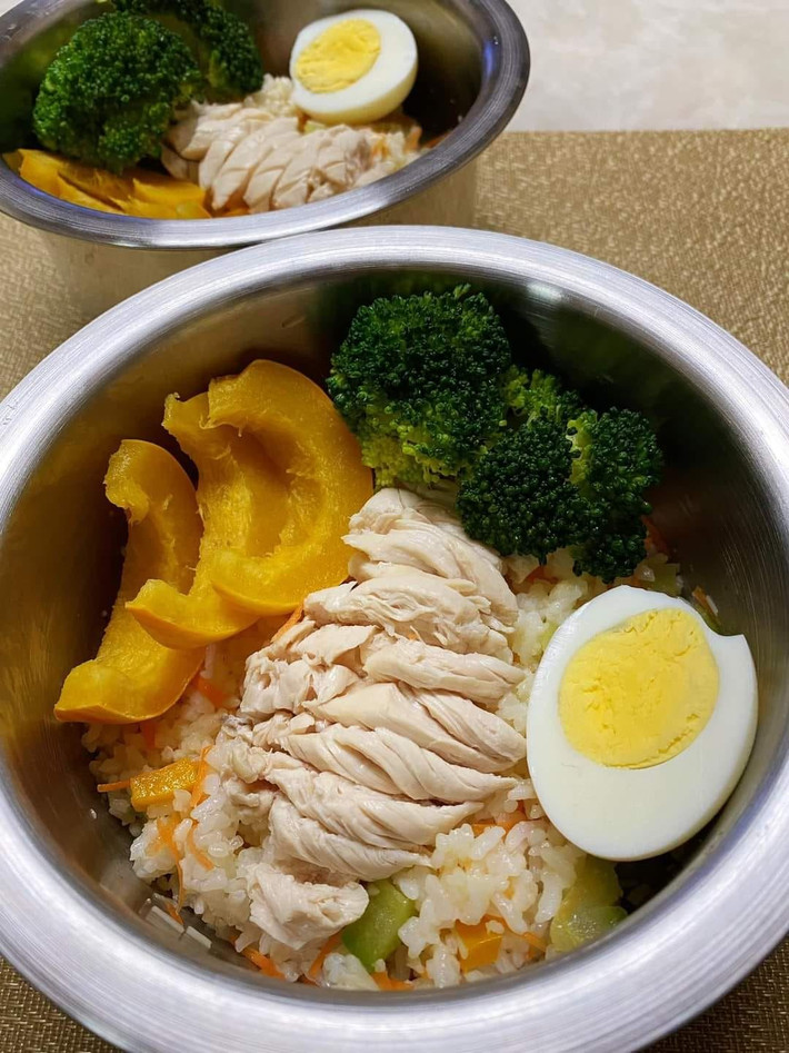 Một số quan điểm lại nghi ngờ rằng đây là trò câu like, chứ ai nuôi chó mà lại cho ăn sướng hơn người như vậy.