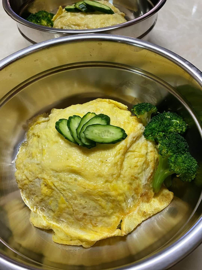 Có thể thấy, chủ nhân của những chú chó quá yêu động vật và coi chúng như con mình nên mới dành hết tâm huyết để nấu ăn ngon đến vậy.