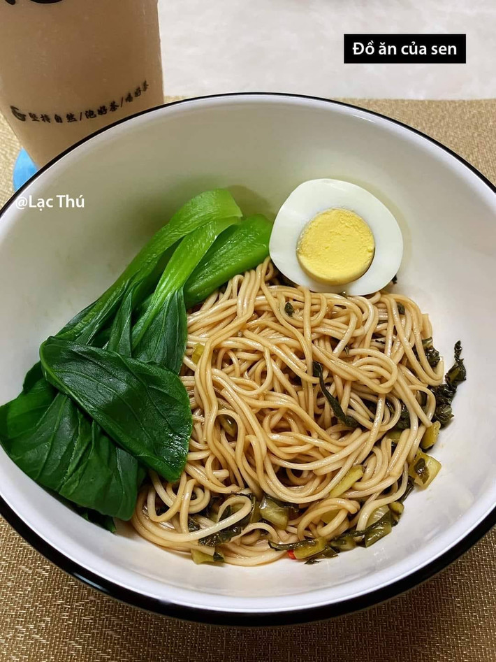 Từ thịt bò theo kiểu bít tết, cho đến quả trứng cắt đôi, củ quả cắt nhỏ vô cùng cẩn thận,...những bát thức ăn của chó khiến mạng xã hội "dậy sóng" vì khác một trời một vực đến vậy.