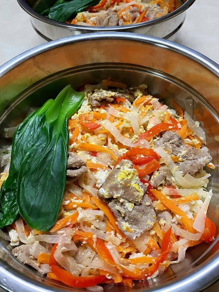 Mỗi bữa ăn là một món khác nhau, hấp dẫn, đẹp mắt, quả thực hai chú chó này có số hưởng khi gặp được người chủ quan tâm như vậy. Ảnh: Facebook
