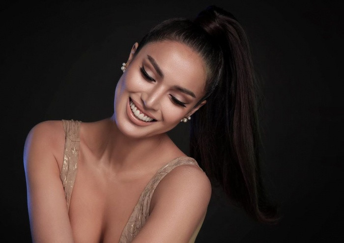 Michele Gumabao (27 tuổi) được mệnh danh là " nữ hoàng bóng chuyền" của Philippines.