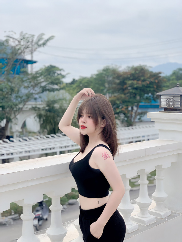 Đến giờ, cô nàng vẫn duy trì chế độ ăn uống hợp lý và chăm chỉ luyện tập tại nhà để giữ gìn vóc dáng.