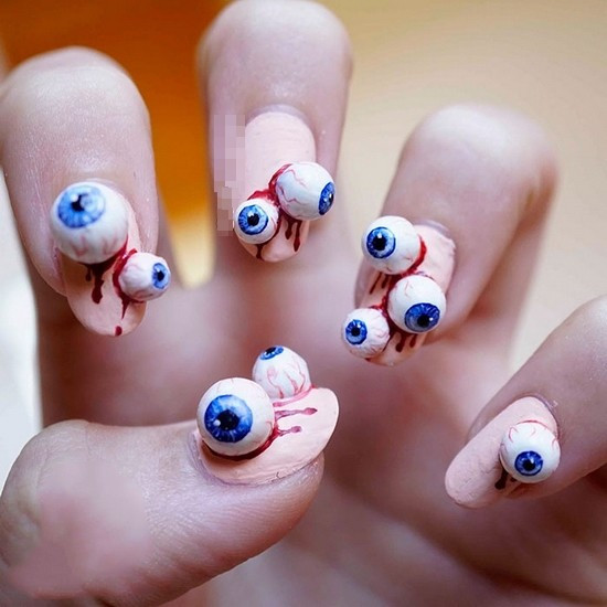 Chủ nhân của nó đang làm móng đón Tết hay đón Halloween vậy?