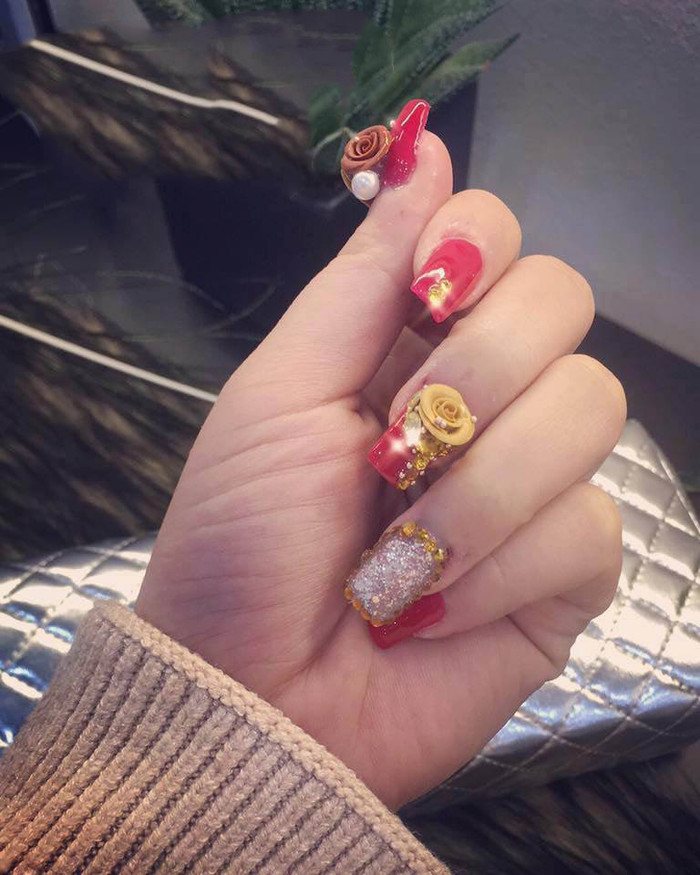 Bộ móng này cũng "lấp lánh cánh kim cương" đấy, nhưng thử hỏi với bộ móng "nặng nề" này thì chủ nhân của nó có cầm được thịt gà ăn Tết không nhỉ?