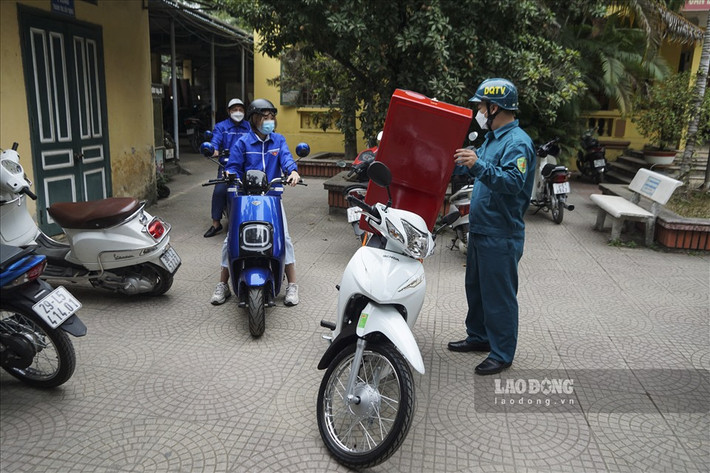 Từ nguồn lực xã hội hóa ủng hộ công tác phòng chống dịch, Ban chỉ đạo quận đảm bảo bố trí đầy đủ phương tiện lưu động cho cả 13 trạm y tế lưu động và các đội phản ứng nhanh.
