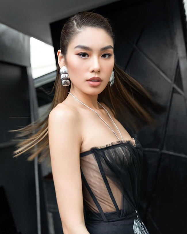 Cô cũng thường xuyên được mời chụp ảnh cho các tạp chí và nhãn hàng.