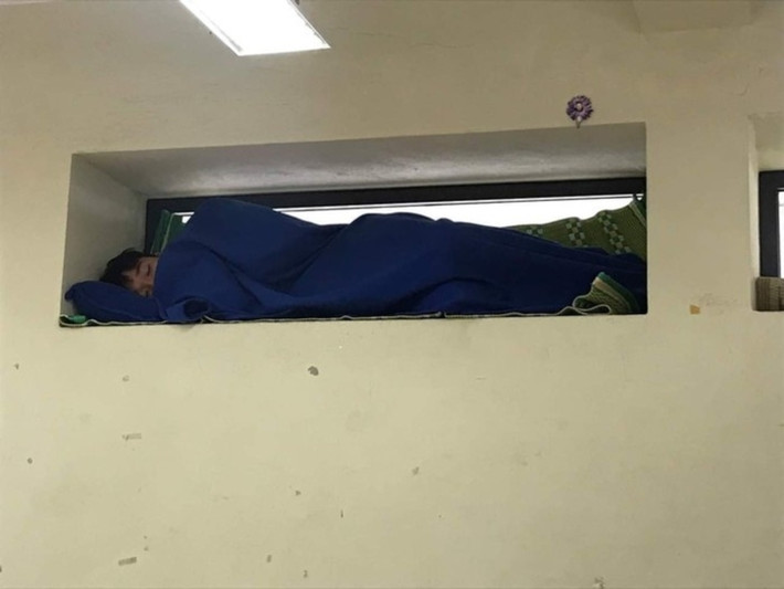 "Bá đạo" hơn, nam sinh này lại lựa chọn ô cửa thông gió để “đánh chén” một giấc.