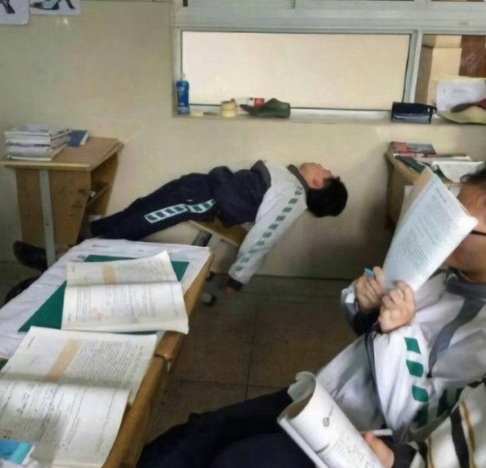 Ngủ gật có lẽ là hình ảnh thường thấy ở mọi lớp học, đặc biệt ở lứa tuổi học trò.