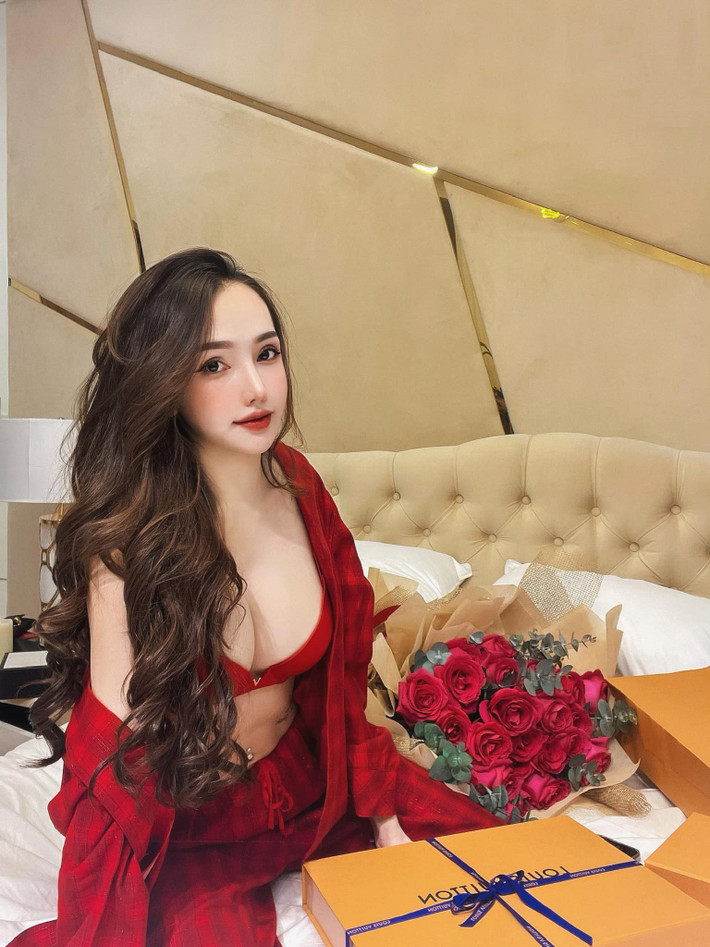 Sau quá trình can thiệp thẩm mỹ, sắc vóc của Nhật Ái hoàn toàn khác biệt so với trước, nhan sắc thăng hạng trông thấy của cô nàng làm gia đình và bạn bè cô cũng ngỡ ngàng.