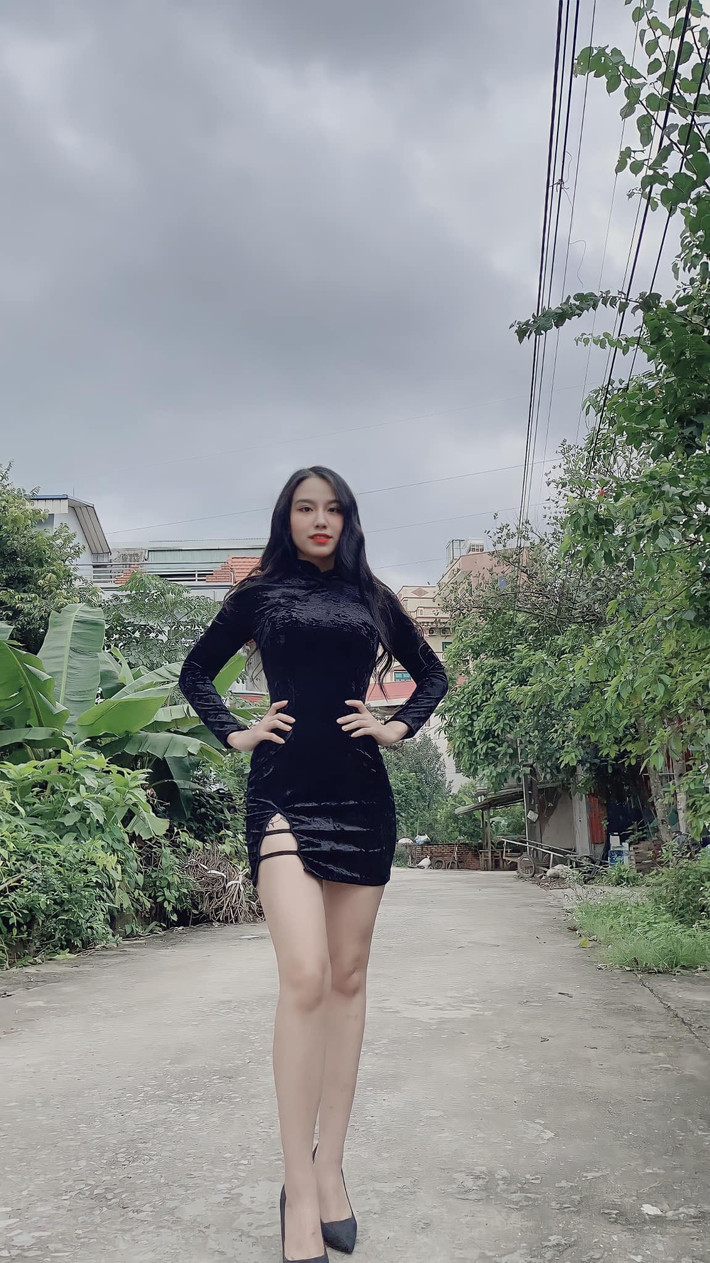 Nhưng khi nhắc đến hot girl này, người ta vẫn ấn tượng hơn cả là phong cách thời trang khoe thân, nhiều lần bị lên án vì hở hang phản cảm. Ảnh: FBNV
