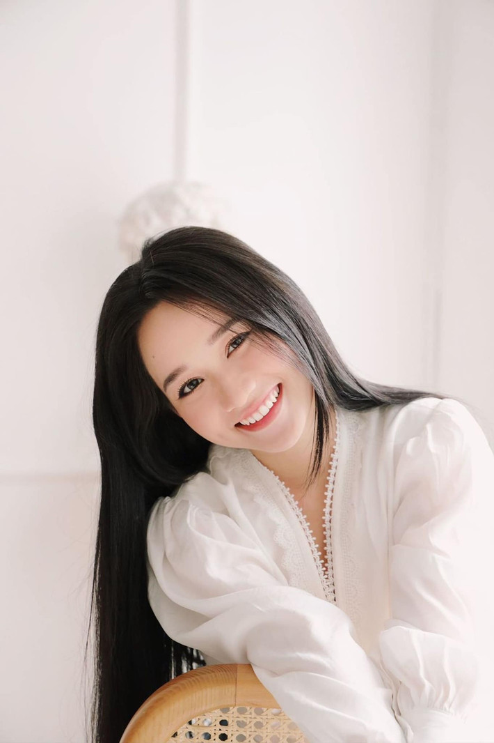 Cô nàng hot girl 9X này thường ngày chuộng phong cách nữ tính, dịu dàng và ít khi trang điểm đậm.