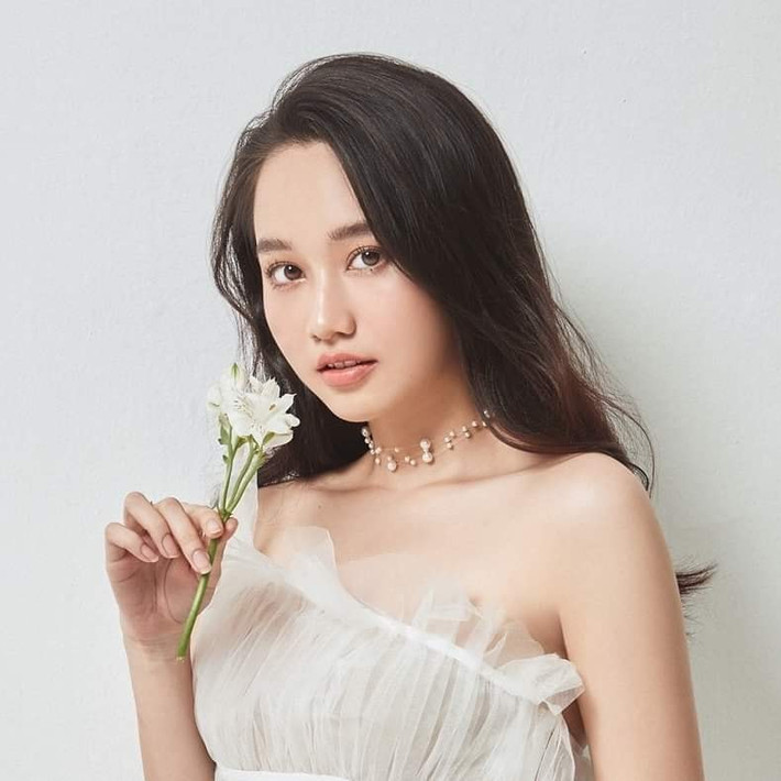 Mở màn cho dàn hot girl Việt sinh năm 1998 là Trúc Anh, cô nàng Hà Lan "Mắt Biếc" là sinh viên trường đại học Greenwich – ngôi trường của rich kid Việt Nam.