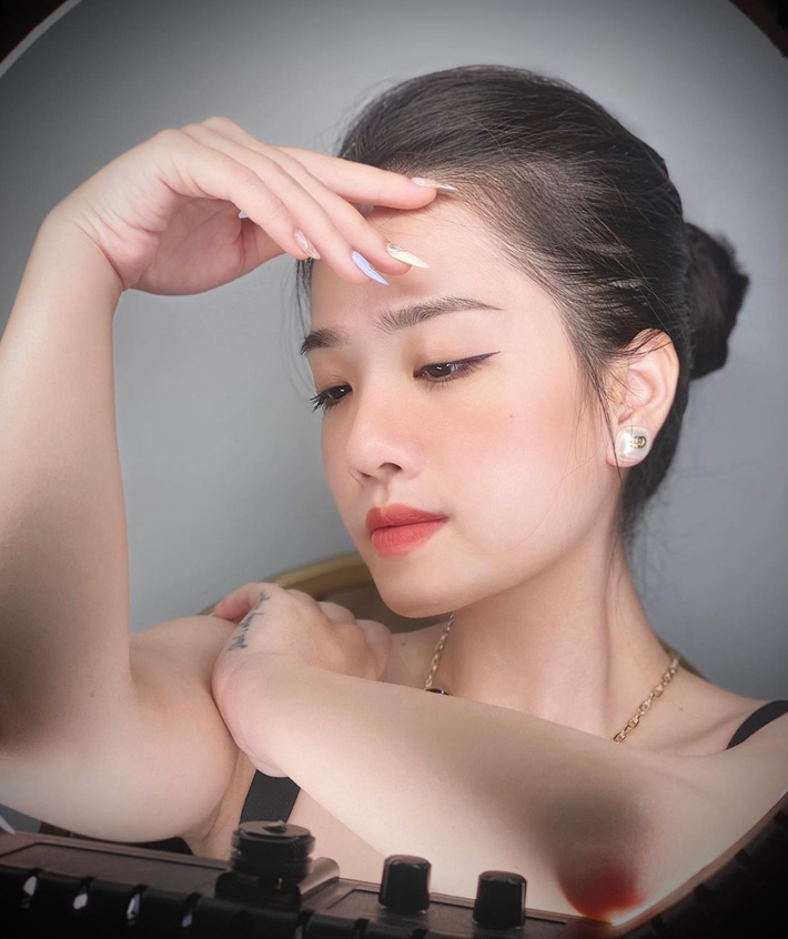 Trên trang cá nhân của chàng trai này cũng thường xuyên khoe ảnh tình bể bình bên gái xinh Huyền My.