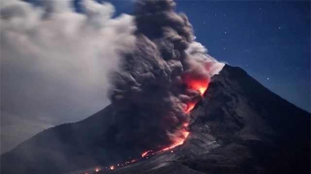 Bất chấp điều đó, rất nhiều người chọn đến núi Sinabung để thám hiểm, chứng kiến những cảnh tượng rùng rợn của mẹ thiên nhiên. Điều đó khiến họ có thể bỏ mạng bất cứ lúc nào.
