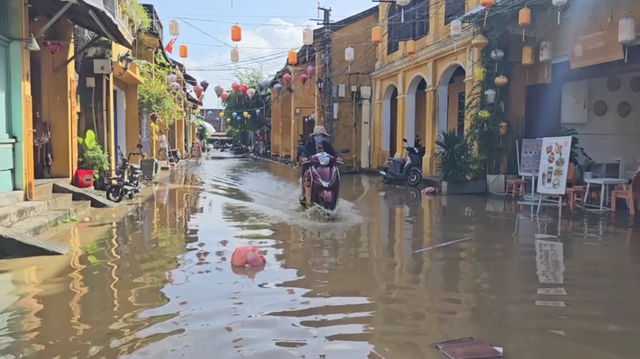 Tuy nhiên, một số tuyến đường ở trung tâm TP Hội An vẫn còn ngập nước.