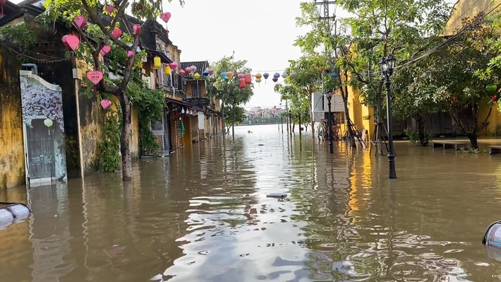 Các cửa hàng đóng cửa, phố xá vắng lặng.