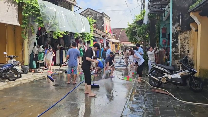 Năm nay, lũ đến muộn, thời gian ngập ngắn nên bùn non ít hơn các năm trước.
